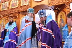Архиереи Новосибирской Митрополии совершили богослужение в храме на святом источнике в Ложке