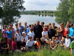 Епископ Филипп с детьми Православного лагеря  посетил святой источник в Ложок (видео)