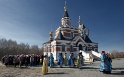 Митрополит Новосибирский и Бердский Тихон возглавил крестный ход на Святом источнике