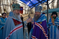 Митрополит Новосибирский и Бердский Тихон возглавил крестный ход на Святом источнике