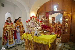 В день памяти священномучеников Николая и Иннокентия, пресвитеров Новосибирских состоялась Божественная литургия