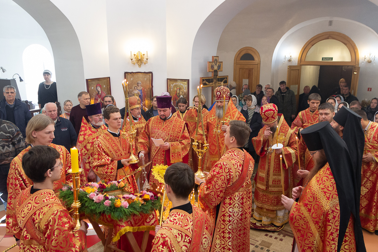 Митрополит Никодим совершил Литургию в храме Новомучеников и исповедников Церкви Русской